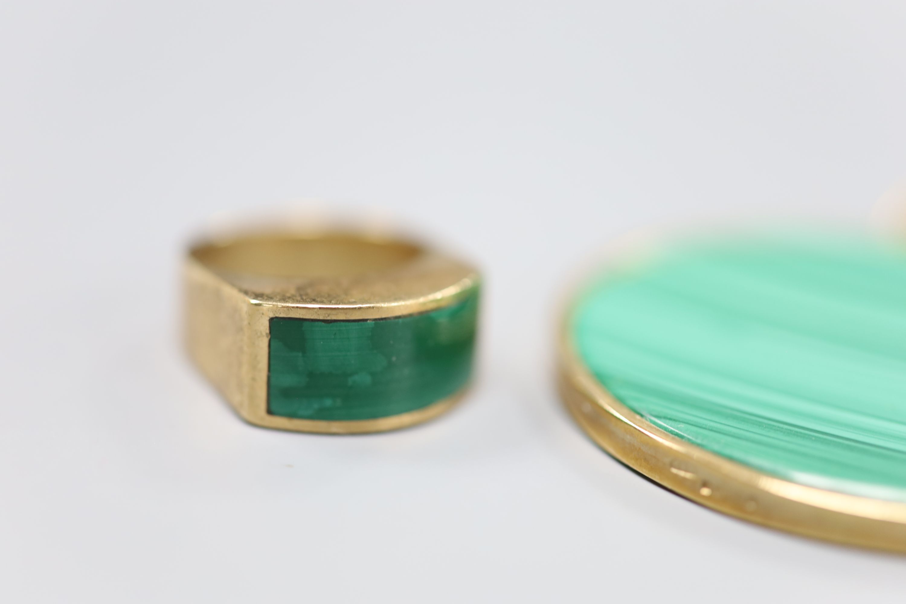 A 9ct gold and malachite ring, a similar pendant and a pair of yellow metal and malachite cufflinks,